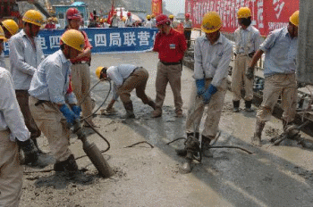 二級建造師考試知識點(diǎn):水泥混凝土路面模板及混凝土施工